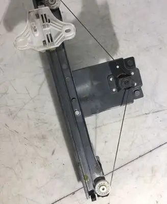 Rear door manual window regulator