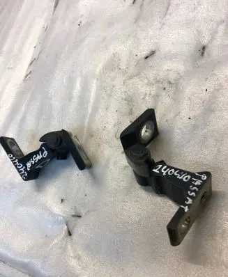 Volkswagen PASSAT B8 Front door hinge set 8x0831404E