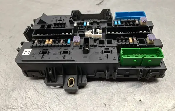 Opel Astra H Fuse module 13268287