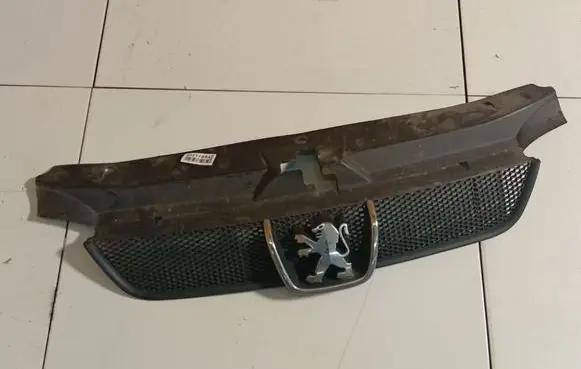 Peugeot 406 Front grill 1852263016