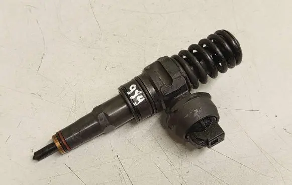 Volkswagen PASSAT B6 Fuel injector 0414720215 038130073AG