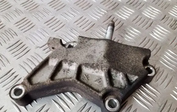 KIA Sorento Engine mounting bracket