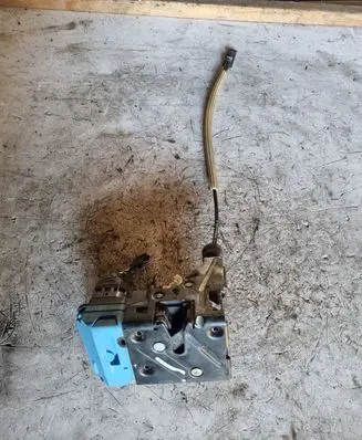 Volvo V70 Front door lock 9141701