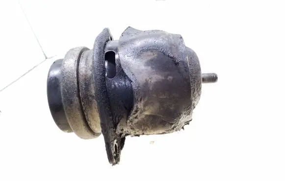 Volkswagen Touareg I Engine mount bracket