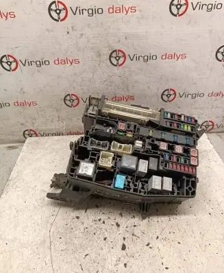 Toyota Avensis T270 Fuse box set 8211105J12