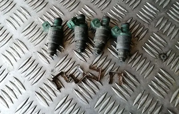 Volkswagen Golf IV Fuel injectors set 037906031AA
