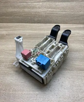 Toyota Avensis T270 Fuse module 8273005170C