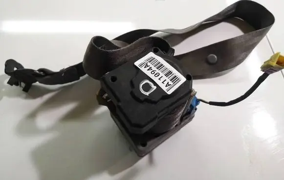 Volkswagen Golf IV Front seatbelt 