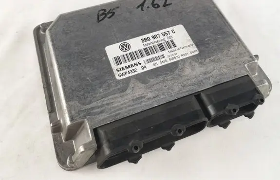 Volkswagen PASSAT B5 Engine control unit/module 3B0907557C