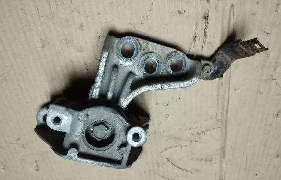 Honda Civic Engine mount bracket