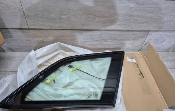 Audi Q7 4M Rear vent window glass 4M0845298