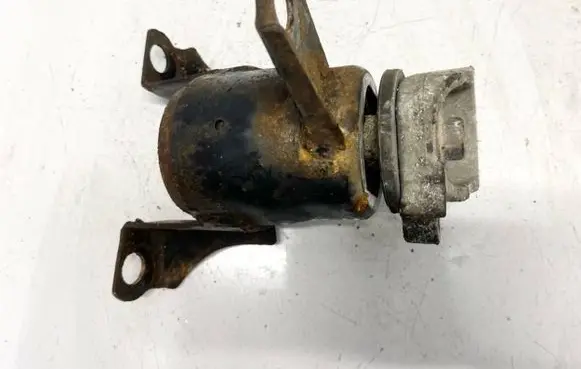 Mazda 2 Engine mount bracket