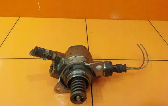 Audi A4 S4 B8 8K Fuel injection high pressure pump 1HT19