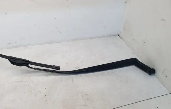 Toyota Auris E180 Front wiper blade arm 8231