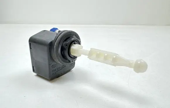 Headlight level adjustment motor