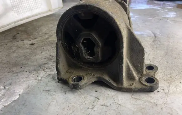 Hyundai Santa Fe Engine mount bracket