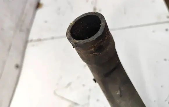 Volkswagen Golf III Engine coolant pipe/hose 037121619