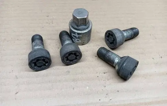 Volkswagen PASSAT B7 Anti-theft wheel nuts and lock 