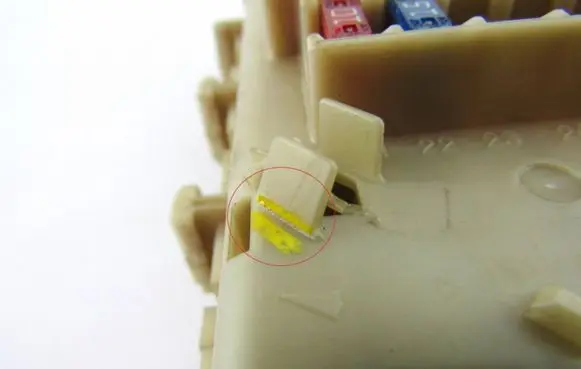 Nissan Almera Tino Fuse module 243504U100