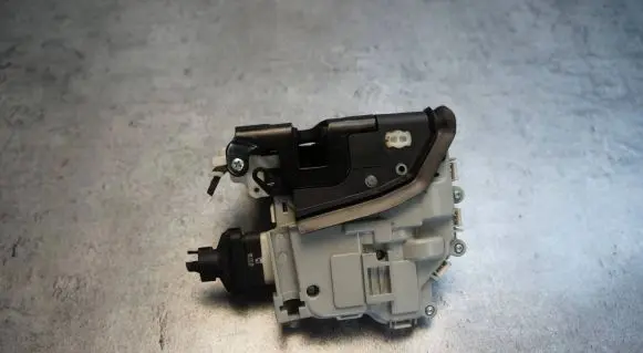 Audi TT TTS RS Mk3 8S Front door lock 8X2837015B