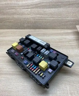 Opel Astra H Fuse module 13206746 5DK008668