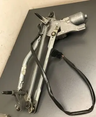 Peugeot 2008 I Front wiper linkage and motor
