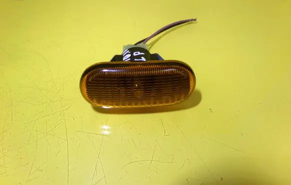 Renault Clio II Front fender indicator light 7700822136