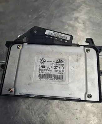 Volkswagen Golf III ABS Pump 1H0907379D