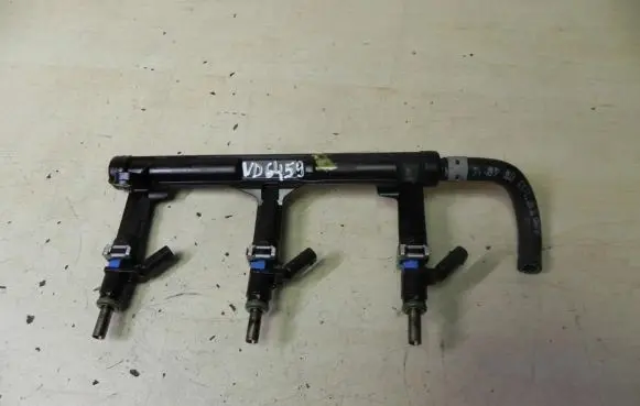 Audi A4 S4 B8 8K Fuel distributor 06E133681L VD6459
