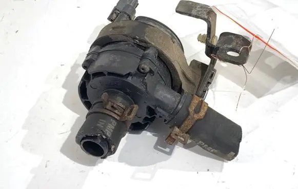 Ford Focus Oil filter mounting bracket JX618B552AA