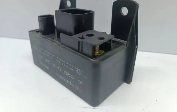 Mercedes-Benz Vaneo W414 Glow plug pre-heat relay 0255452832 899075000 0005453516
