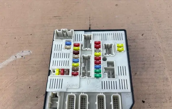 Renault Megane III Fuse module 284B60008R 8229512390 519339311