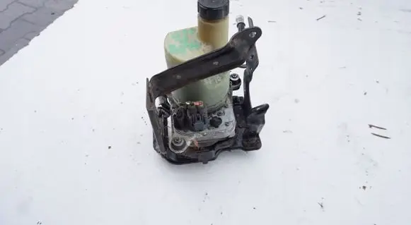 Volvo V50 Power steering pump 9N513K514AB