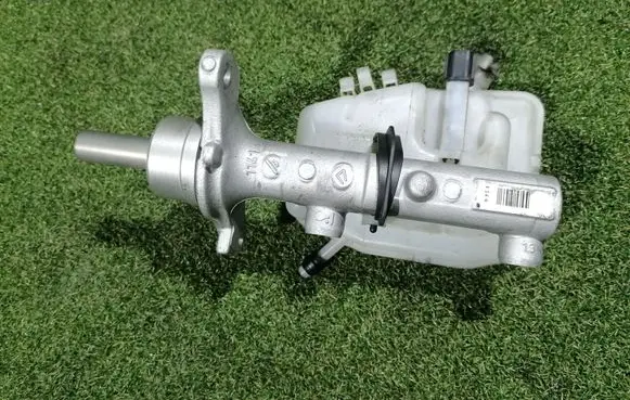 Renault Trafic III (X82) Master brake cylinder 460913484R 93868496