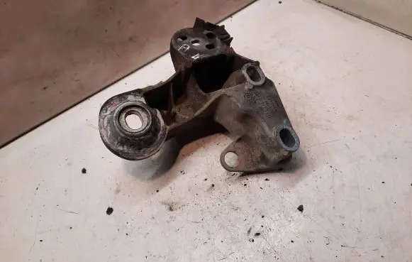 Audi A4 S4 B6 8E 8H Engine mounting bracket 8E0199352F