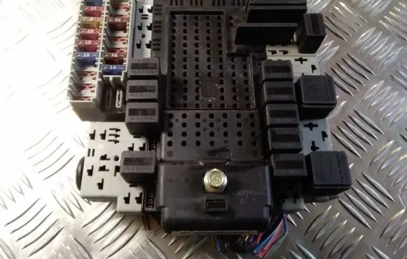 Volvo XC70 Fuse module 9162316 30679527 08696098