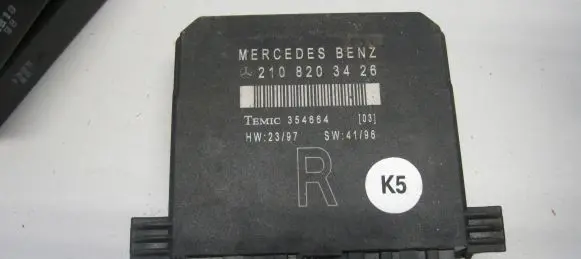 Mercedes-Benz E W210 Door control unit/module 2108203426