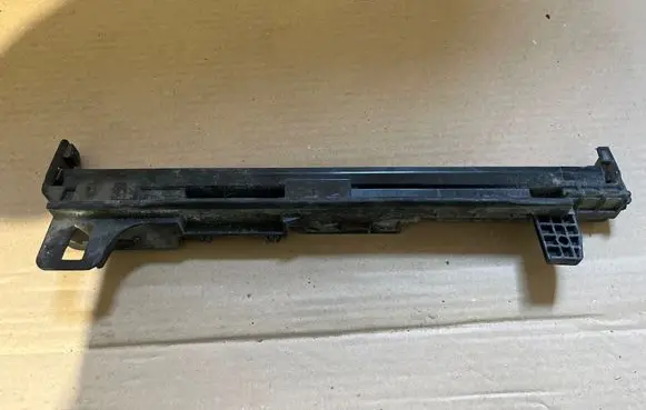Mercedes-Benz C W204 Radiator mount bracket 0477902904 PA66G30
