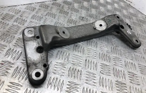 Gearbox mounting bracket