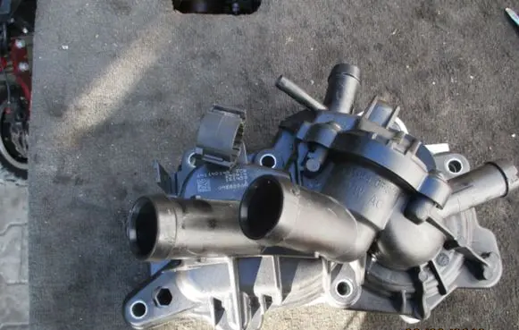 Volkswagen Eos Water pump VW04E121042L