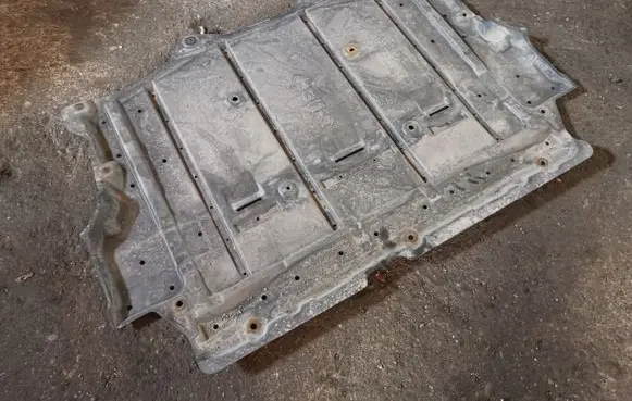 Center/middle under tray cover