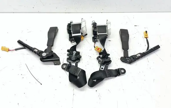 Chrysler Town & Country V Front seatbelt 421133R 395133R P0ZV68DX9AG