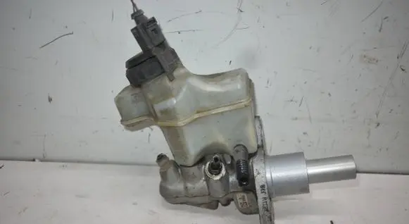 Volkswagen Tiguan Master brake cylinder 5N2611301A