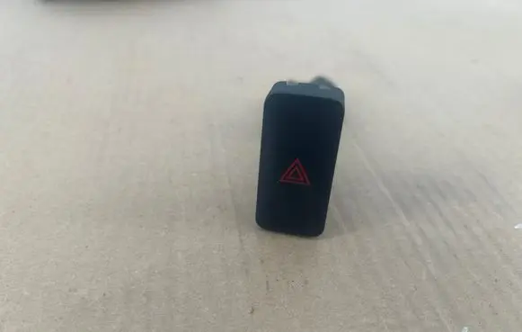 Nissan Leaf I (ZE0) Hazard light switch 63207 4Y05B