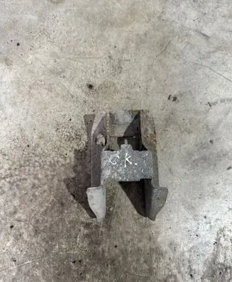 Rear bumper mounting bracket