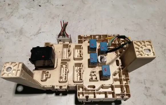 Opel Agila B Fuse module 3677051K40 LOT8U28 B51K4
