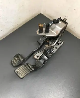 Nissan Juke I F15 Accelerator throttle pedal 180021KM0B 16911B