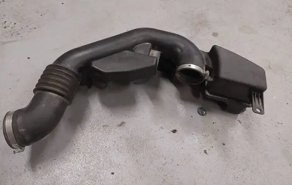 Subaru Outback (BS) Intake resonator 