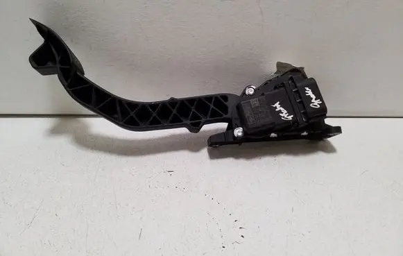 Accelerator throttle pedal