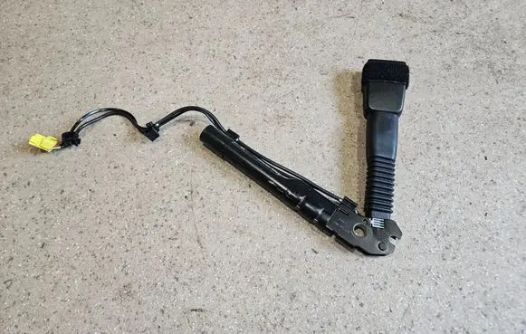 BMW M4 F82 F83 Front seatbelt buckle 7261946